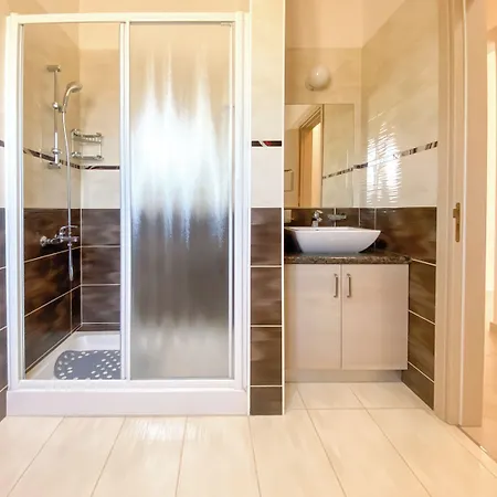 Phaedrus Living: Luxury * Erimi